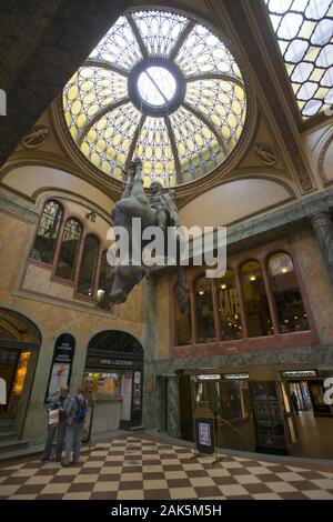 Lucerna-Passage mit dem Werk des Bildhauers David Cerny: Hl. Wenzel sitzend mit dem Bauch des Pferdes kopfueber haengenden (Parodie auf das Wenzelsd Stockfoto