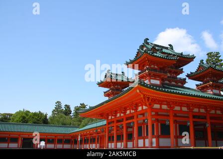 Roter Heian-Jingu-Schrein in Kyoto, Japan Stockfoto