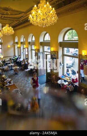 Prager Kaffeehauskultur: "Cafe Savoy', historisches Kaffeehaus in der Zborovska 68, Prag | Verwendung weltweit Stockfoto