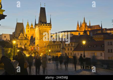 Blick von der Karlsbruecke in Prager Kleinseite mit Brueckentuermen, St. Nikolaus Kirche und Prager Burg, Prag | Verwendung weltweit Stockfoto