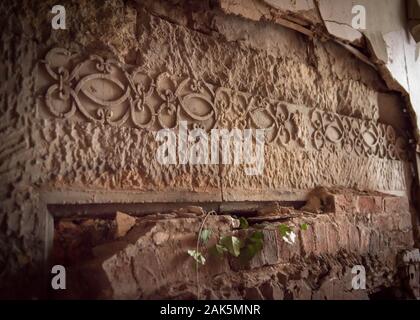 TUDOR Kamin umgeben unter moderner Abdeckung im Poltimore House in der Nähe von Exeter in Devon, Großbritannien Stockfoto