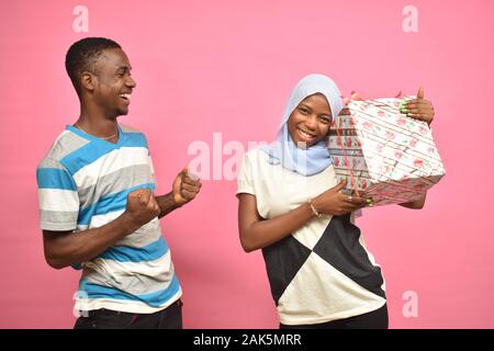 Guy Gefühl mit Freundin aufgeregt, nachdem er ihr ein Geschenk Stockfoto