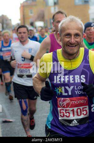 Läufer, die sich an der Virgin Money London Marathon 2016 Fundraising für Nächstenliebe Stockfoto