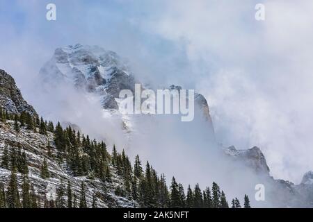 Mount Huber in die Wolken von Lake O'Hara im September im Yoho National Park, British Columbia, Kanada gesehen Stockfoto