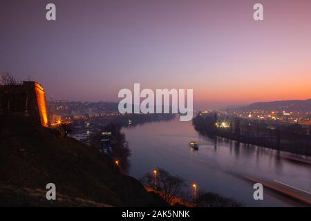 Kleine dock, Boote und Moldau in Prag, Tschechische Republik, gesehen von der Vysehrad fort in der dramatischen Sonnenuntergang. Stockfoto