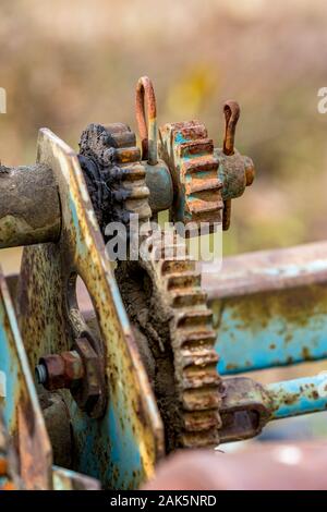 Gang dirty Rusty und fettig Element Details der alte Bauernhof landwirtschaftliche Maschine. Bunte Nahaufnahme, Moody Spätherbst Tag, verlassen, Draußen, Bulgarien Stockfoto