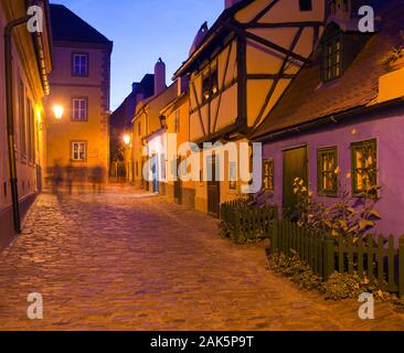 Hradschin: Goldenes Gaesschen (Zlata ulicka) in der Prager Burg, Prag | Verwendung weltweit Stockfoto