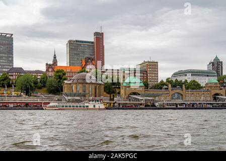 Die Landschaft rund um den Hamburger Hafen in Deutschland Stockfoto