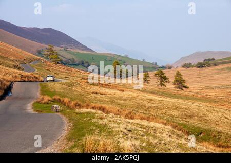 Einen schmalen Feldweg schlängelt sich durch Berg Moorland in der Newlands Valley in England Lake District National Park. Stockfoto