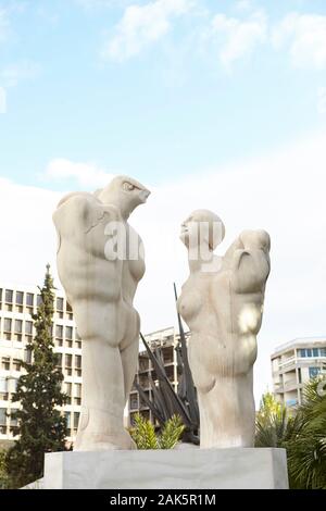 Die Vögel, Statue am metaxourgeio Athen Griechenland von Gabriella Simosi Stockfoto