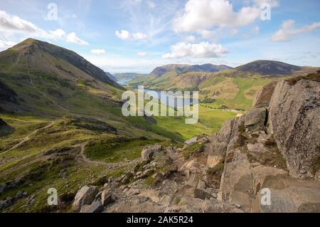 Buttermere Dorf und See und Crummock Water, liegen im Tal unterhalb der Berge des englischen Lake District, von der Spitze des riesigen Hayst gesehen Stockfoto