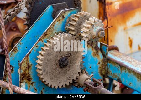 Gang dirty Rusty und fettig Element Details der alte Bauernhof landwirtschaftliche Maschine. Bunte Nahaufnahme, Moody Spätherbst Tag, verlassen, Draußen, Bulgarien Stockfoto