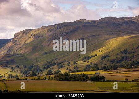 Die Klippen von Bleaberry fiel Aufstieg hinter Castlerigg Steinkreis im englischen Lake District. Stockfoto