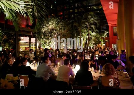 Gruppe von Menschen feiern das Ende der Saison Foto. Leute sitzen hinter den Tabellen im Hotel Therme Meran Restaurant, Italien Stockfoto