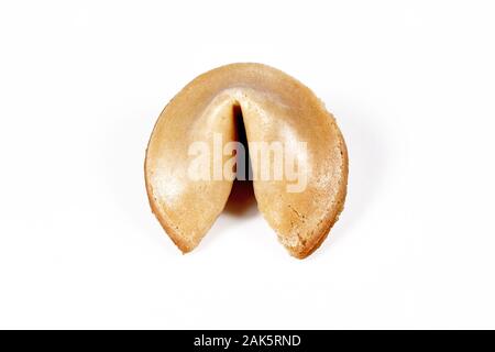 Blick von oben auf die ganze Fortune cookie auf weißem Hintergrund Stockfoto