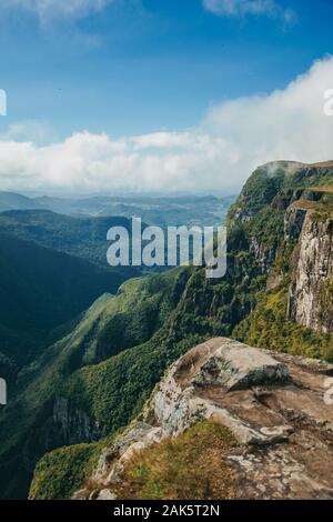 Fortaleza Schlucht mit steilen felsigen Klippen abgedeckt durch dichten Wald in der Nähe von Cambara do Sul. Eine Stadt mit natürlichen Sehenswürdigkeiten im Süden Brasiliens. Stockfoto