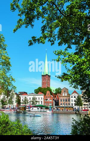 Lübeck: Blick vom Malerwinkel ueber die Trave in die Altstadt mit St. Petri, Ostseekueste | Verwendung weltweit Stockfoto