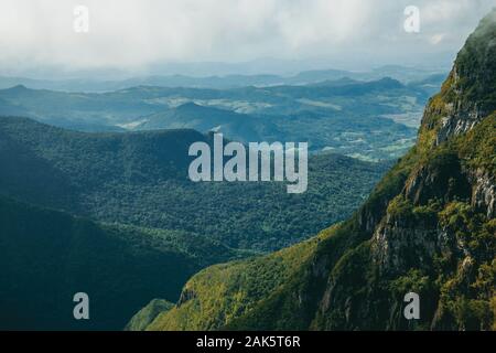 Fortaleza Schlucht mit steilen felsigen Klippen abgedeckt durch dichten Wald in der Nähe von Cambara do Sul. Eine Stadt mit natürlichen Sehenswürdigkeiten im Süden Brasiliens. Stockfoto