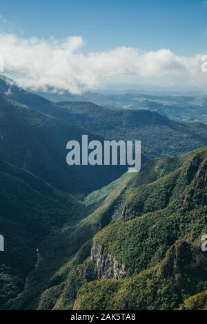 Fortaleza Schlucht mit steilen felsigen Klippen abgedeckt durch dichten Wald in der Nähe von Cambara do Sul. Eine Stadt mit natürlichen Sehenswürdigkeiten im Süden Brasiliens. Stockfoto