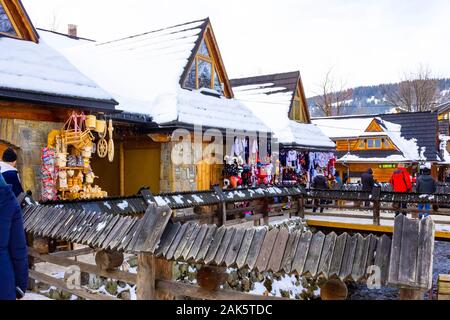 Zakopane, Polen - Januar 2, 2019: Zakopane stadt mit kleinen Stände, Käse, Süßigkeiten Geschäfte Stockfoto