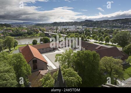 Trondheim: Blick vom Dach des Nidaros Dom in das Erzbischoefliche Palais, Hurtigruten | Verwendung weltweit Stockfoto