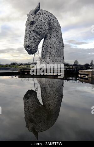 Der Aufbau Digital. Die 30 m hohe riesigen Pferdekopf Skulpturen neben der Forth-and-Clyde-Kanal in der Helix Park, Falkirk, Schottland von Andy Scott Stockfoto