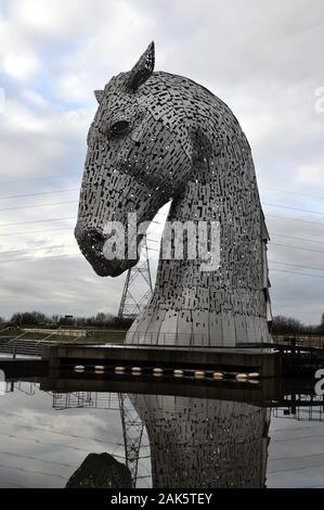 Der Aufbau Digital. Die 30 m hohe riesigen Pferdekopf Skulpturen neben der Forth-and-Clyde-Kanal in der Helix Park, Falkirk, Schottland von Andy Scott Stockfoto