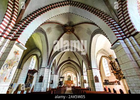 Insel Fehmarn: Blick durch das Mittelschiff der Nikolaikirche in Burg Ostseekueste | Verwendung weltweit Stockfoto