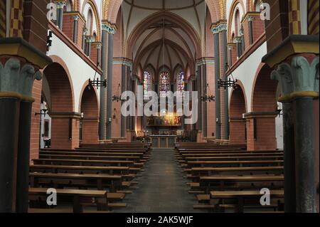 Sinzig: Stadtpfarrkirche St. Peter, Blick durch das Mittelschiff in den Chor mit Hochaltar, Eifel | Verwendung weltweit Stockfoto