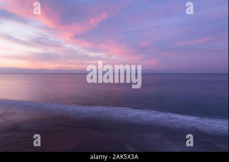 Mexiko, Nayarit Nuevo Vallarta, Pazifischer Ozean in der Morgendämmerung, rosa Himmel und Wasser Stockfoto