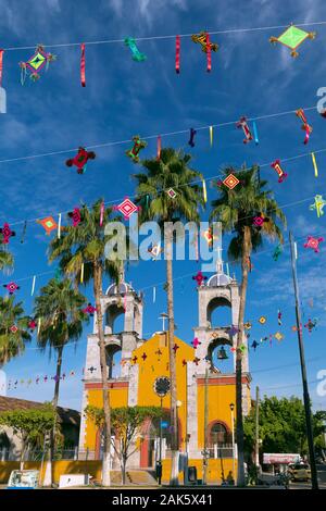 Mexiko, Nayarit, San Blas, die Kirche Templo Parroquial mit Papel picado Banner Stockfoto