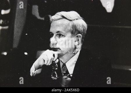 Feine Schwarzweiß-Vintage-Fotografie der 1970er Jahre eines betroffenen älteren Profis, der seine Besorgnis zum Ausdruck bringt Stockfoto