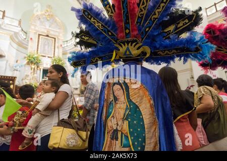 Festival Unserer Lieben Frau von Guadalupe, der Indigenen Teilnehmer in farbenfroher Kleidung Stockfoto