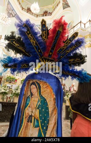 Festival Unserer Lieben Frau von Guadalupe, der Indigenen Teilnehmer in farbenfroher Kleidung Stockfoto