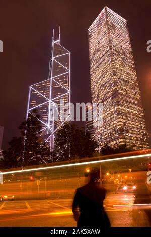 Hongkong, China - Bewegungsunschärfe des Verkehrs vor modernen Gebäuden im Bezirk der Admiralität. Stockfoto