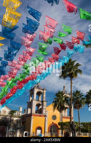 Mexiko, Nayarit, San Blas, die Kirche Templo Parroquial mit Papel picado Banner Stockfoto