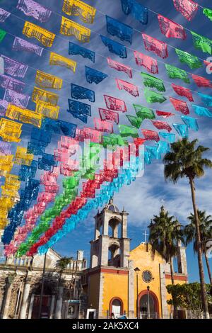 Mexiko, Nayarit, San Blas, die Kirche Templo Parroquial mit Papel picado Banner Stockfoto