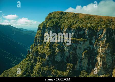 Fortaleza Schlucht mit steilen felsigen Klippen abgedeckt durch dichten Wald in der Nähe von Cambara do Sul. Eine Stadt mit natürlichen Sehenswürdigkeiten im Süden Brasiliens. Stockfoto