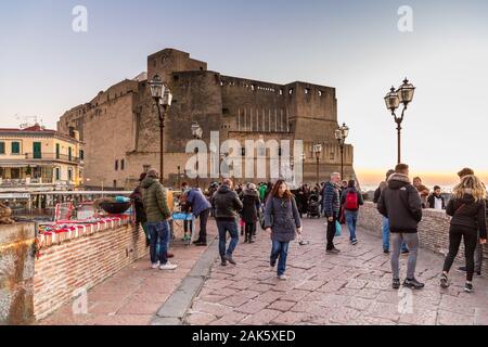 Neapel, Italien - 2. JANUAR 2020: die Leute, die das Castel dell'Ovo in Neapel, Italien Stockfoto