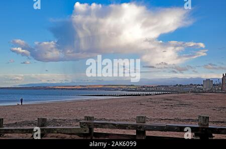 Portobello, Edinburgh, Schottland, Großbritannien. 7. Januar, 2020. Zusammen mit der außergewöhnlich hohe Winde in Edinburgh kamen häufig schwere Regen, Regen Lager Wolke über den Leisten und Strand in Richtung East Lothian suchen. Stockfoto