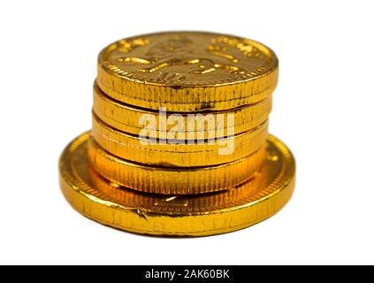 Gold Schokolade Münzen, weißer Hintergrund Stockfoto