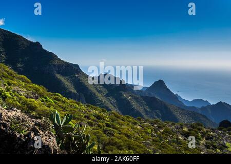 Spanien, Teneriffa, endlosen Blick über das blaue Meer Horizont von zerklüfteten Bergen von Masca Schlucht an einem sonnigen Tag Stockfoto