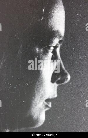 Feine Schwarzweiß-Vintage-Fotografie der 1970er Jahre eines Frauenprofils Stockfoto