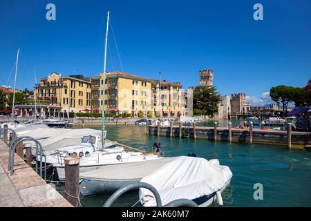 Hafen von Sirmione, Italien, Gardasee Stockfoto