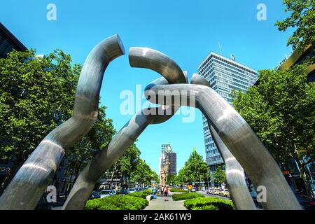 Berlin-Mitte: Skulptur 'Berlin' auf dem Mittelstreifen der Tauentzienstraße mit Blick auf die Kaiser-Wilhelm-Gedächtniskirche, Berlin | Verwendung worldw Stockfoto