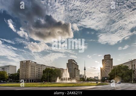 Berlin-Friedrichshain: Strausberger Platz und Fernsehturm, Berlin | Verwendung weltweit Stockfoto
