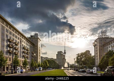 Berlin-Friedrichshain: Karl-Marx-Allee, einst Vorzeigestrasse Ostberlins, Berlin | Verwendung weltweit Stockfoto