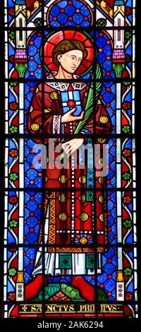 Rochester, Kent, Großbritannien. Rochester Kathedrale (1080AD: Großbritannien die zweitälteste gegründeten AD604) Glasfenster: St Philip/Becker der Apostel Stockfoto