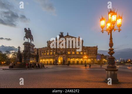 Dresden: Theaterplatz mit Semperoper und Koenig-Johann-Denkmal, Sachsen | Verwendung weltweit Stockfoto