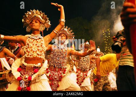 Kandy: abendliche Festprozession anlaesslich der Kandy-Esala-Peraheral, Sri Lanka | Verwendung weltweit Stockfoto